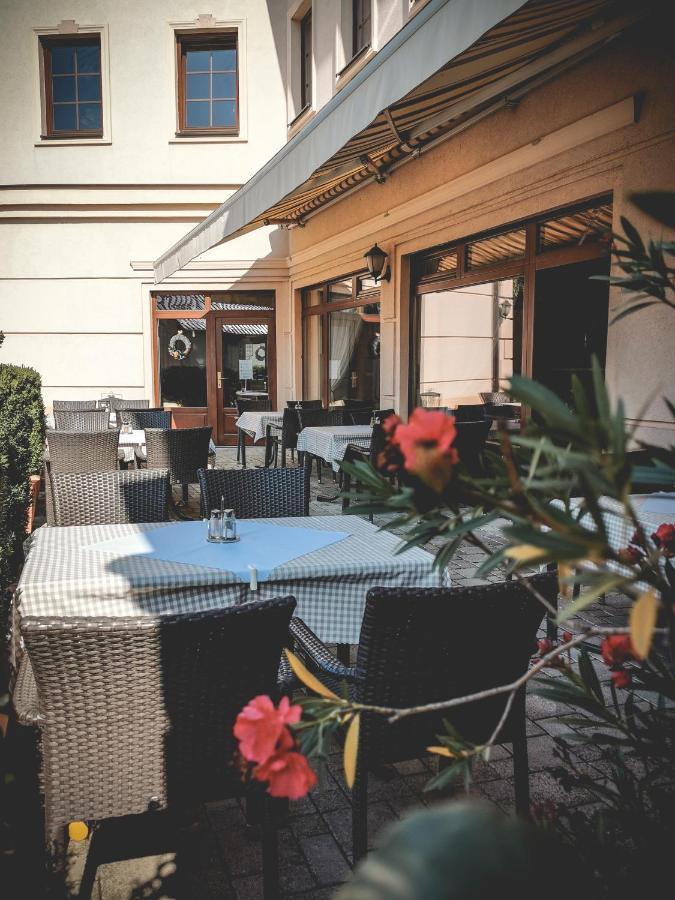 Restaurant Pansion Wien Cierny Brod Buitenkant foto
