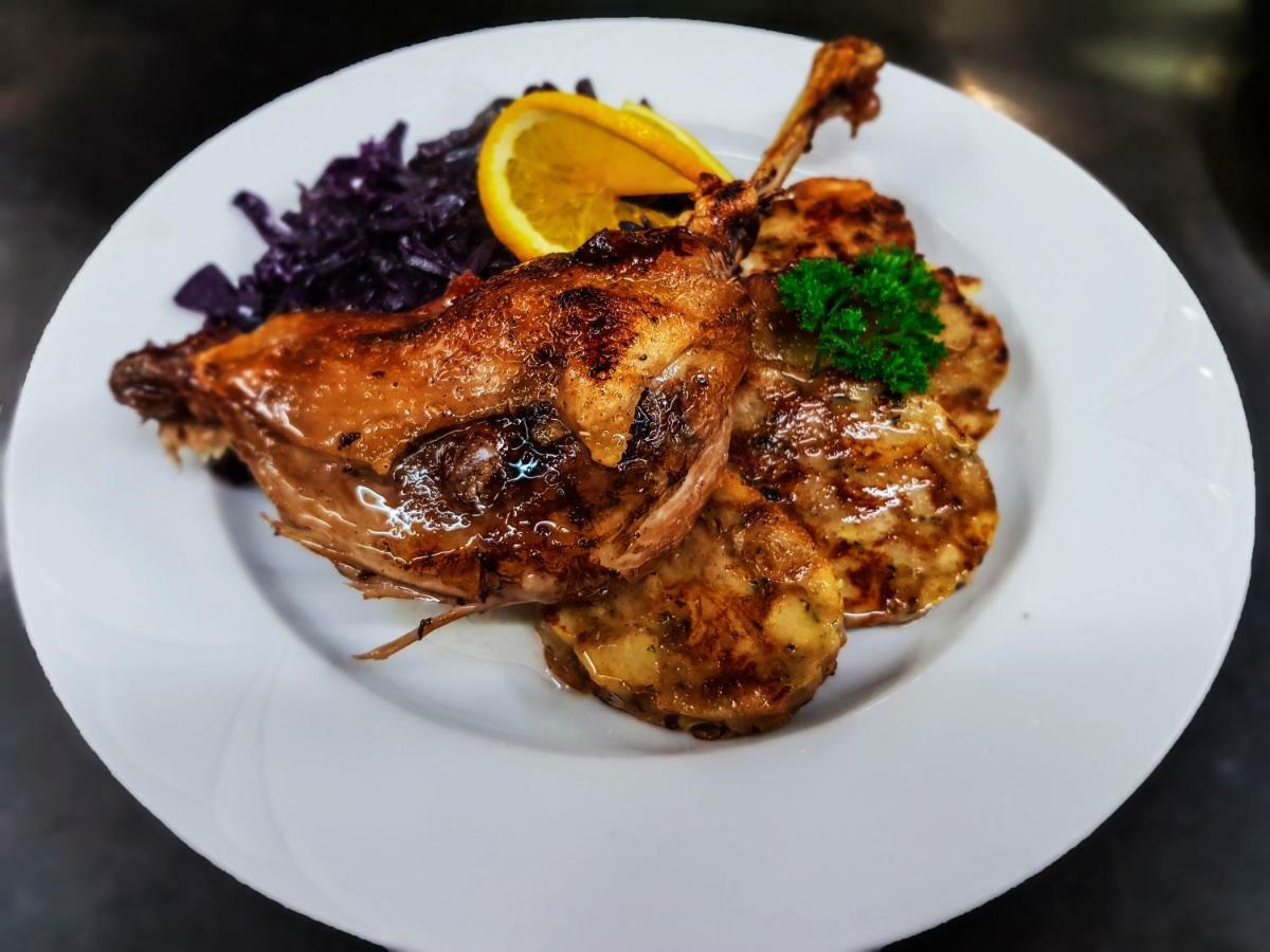 Restaurant Pansion Wien Cierny Brod Buitenkant foto