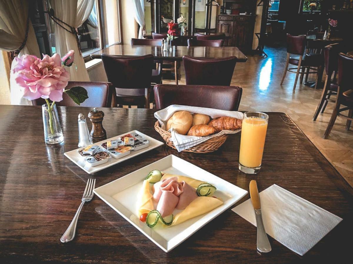 Restaurant Pansion Wien Cierny Brod Buitenkant foto