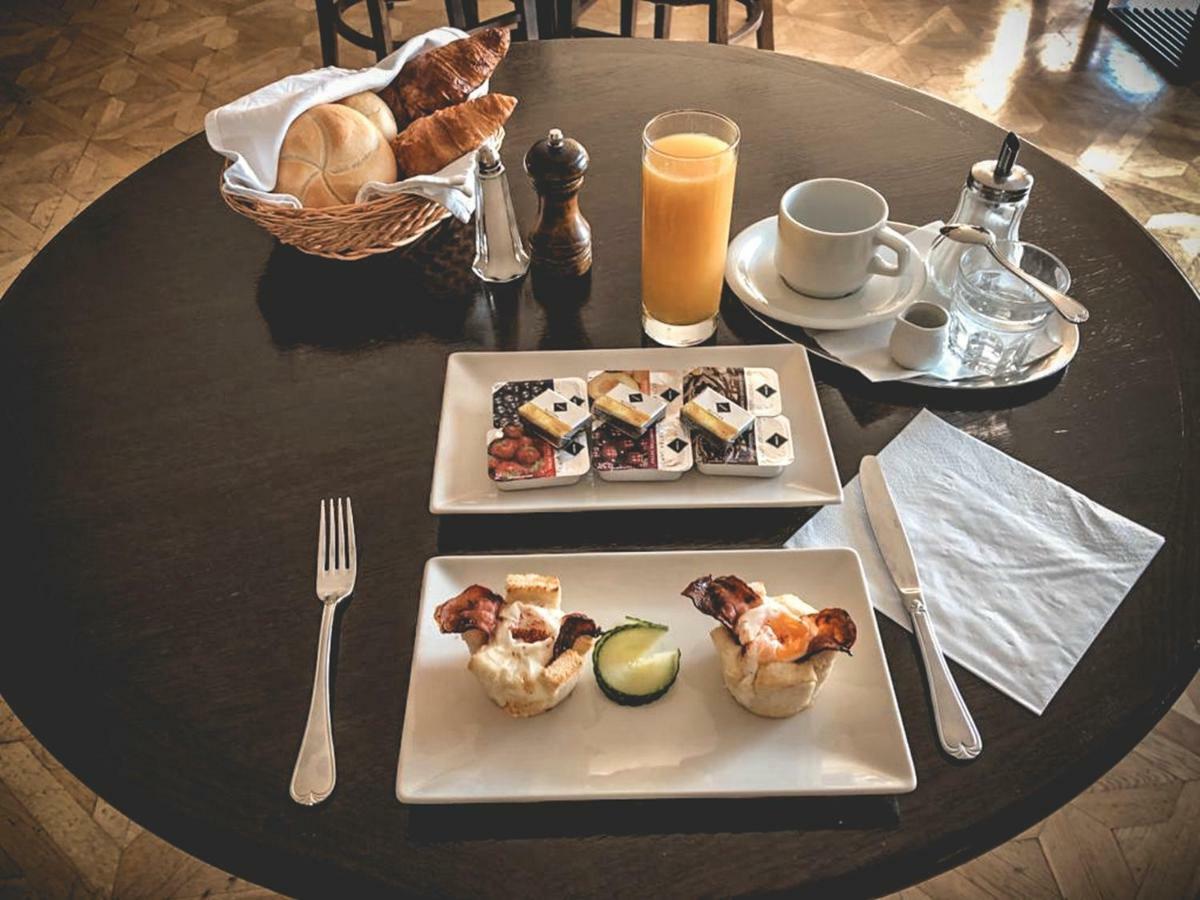 Restaurant Pansion Wien Cierny Brod Buitenkant foto