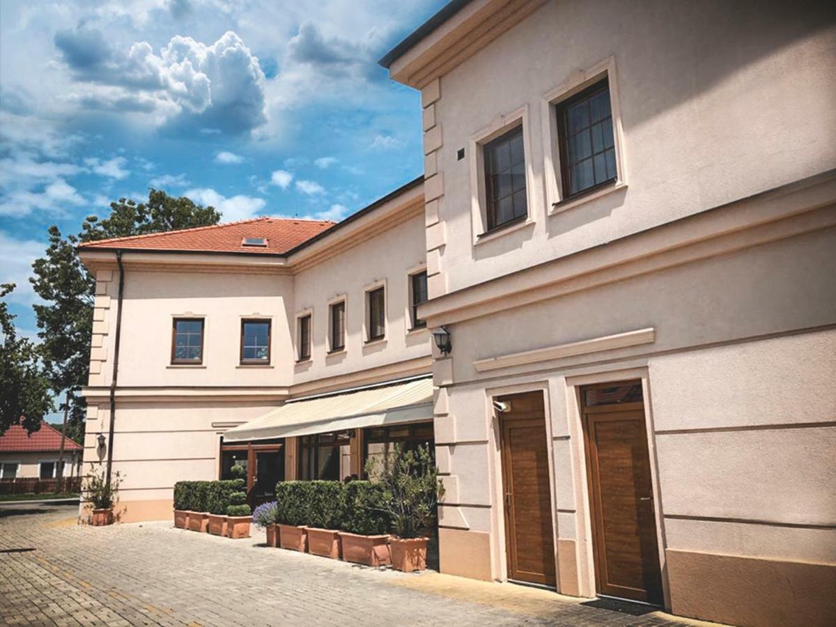 Restaurant Pansion Wien Cierny Brod Buitenkant foto