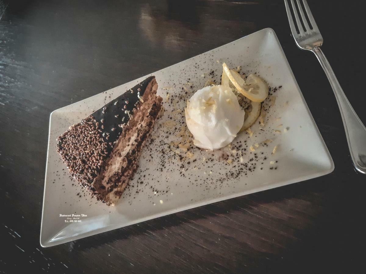 Restaurant Pansion Wien Cierny Brod Buitenkant foto